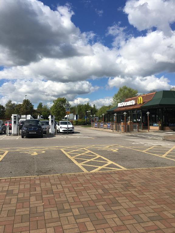Warrington Motel, J20 M6 Lymm Services المظهر الخارجي الصورة
